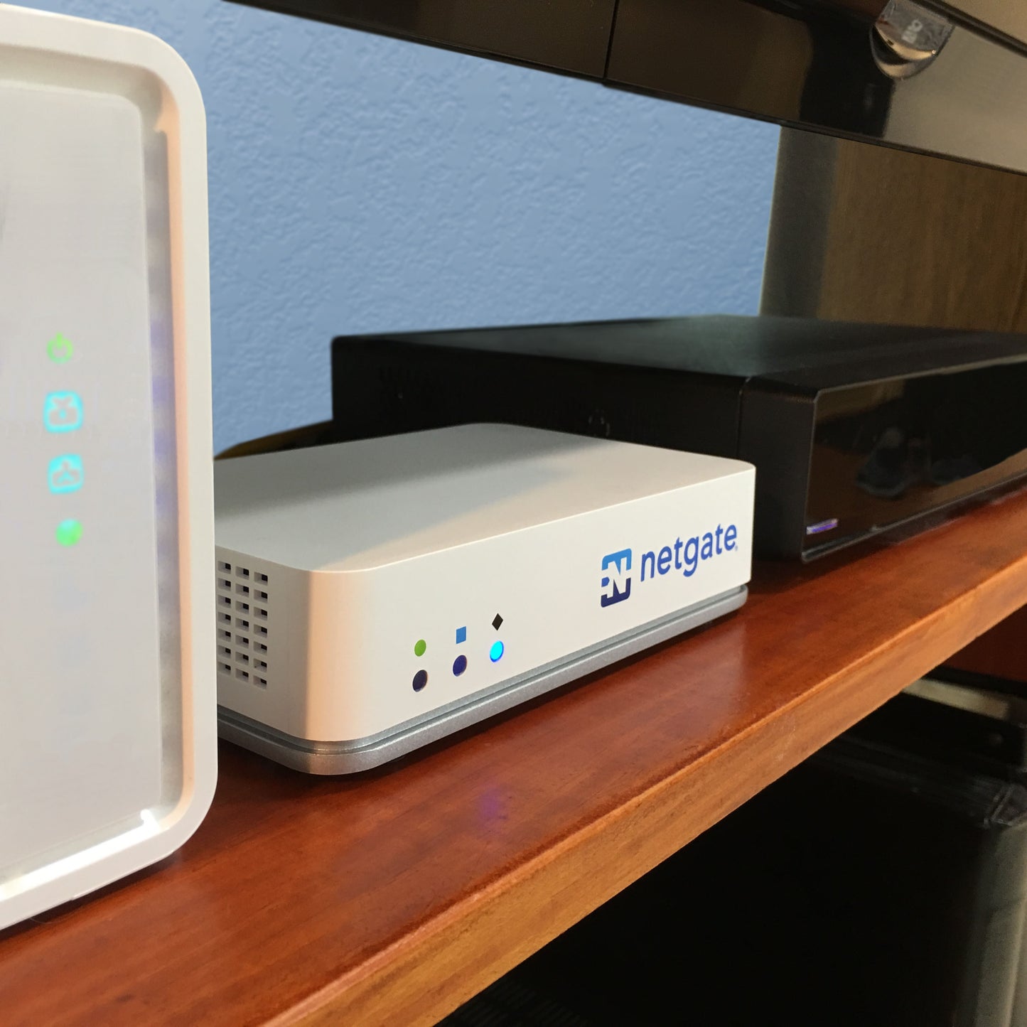 Netgate 2100 MAX - PfSense+ Security Gateway - Firewall VPN Router - CPU Dual Core ARM Cortex-A53 - Ram 4Gb DDR4 - Storage 128Gb M.2 SATA SSD - Flexible 5-port combination - EU Power Adapter - NGFW